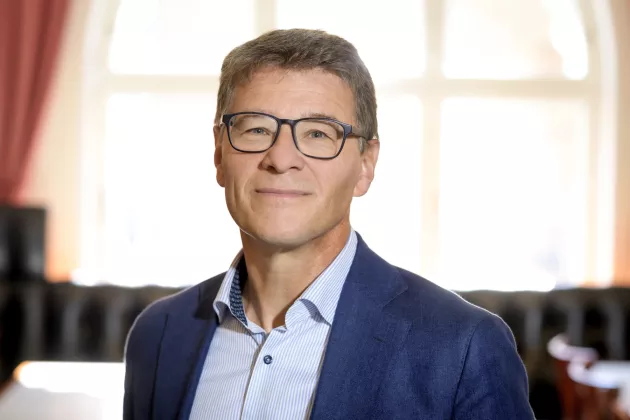 Porträtt av Patrik Lindskoug. Foto.