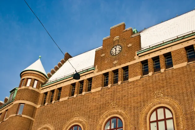 Juridiska fakulteten med snötäckt tack och blå himmel.Foto.