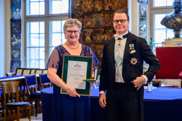 Katarina Olsson och H.K.H. Prins Daniel vid medaljutdelningen.