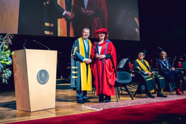 Marie Jacobsson mottar utmärkelsen vid ceremonin. Foto.