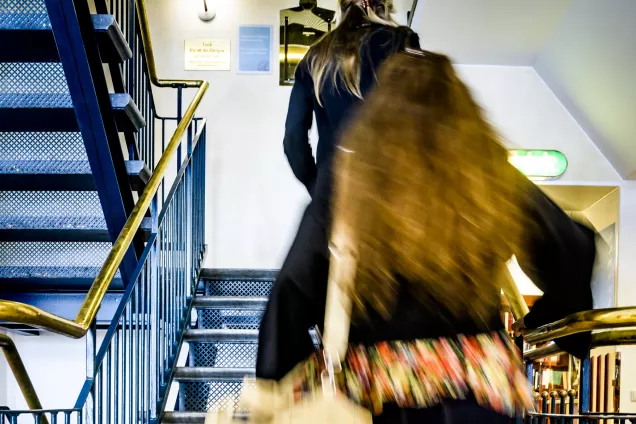 En student går uppför en trappa. Foto.