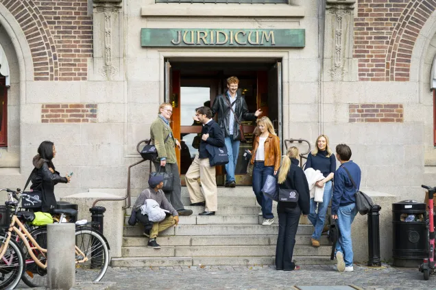 Studenter på Juridicums trappa. Foto.