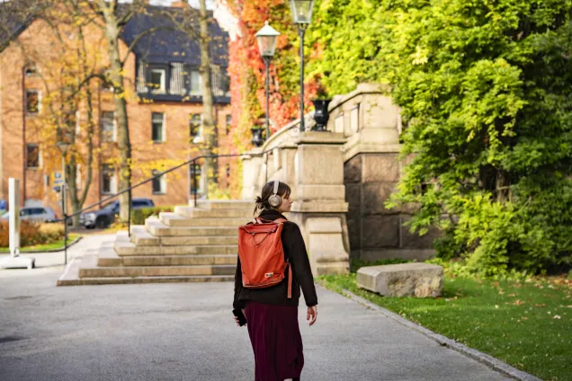 Student som går i Lund och tittar sig omkring. Foto.