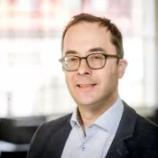 Porträttbild av Henrik Wenander. Foto.