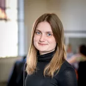 Porträttbild av Julia Nilsson. Foto.