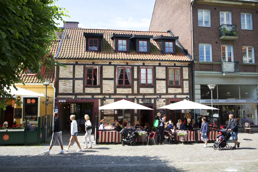 Stadsmiljöer på sommaren. Foto.