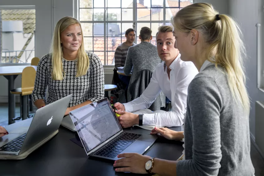 Studenter i studiemiljö på juridiska fakulteten. 